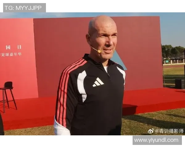 足球巨星疾步如风赛场瞬间，展现速度与力量的完美结合