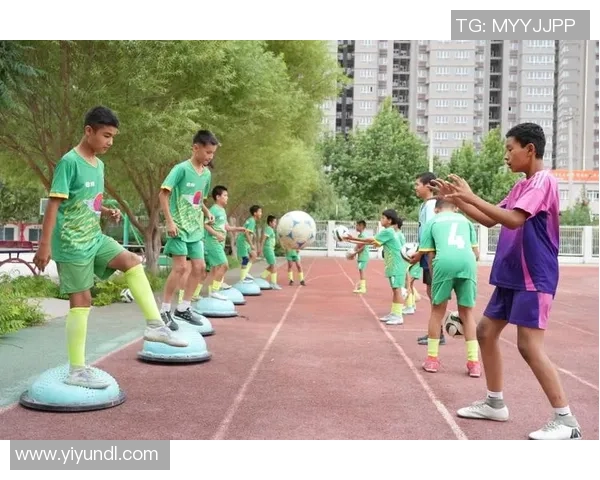 足球巨星拼搏展现永不言弃精神激励新时代青少年奋勇向前